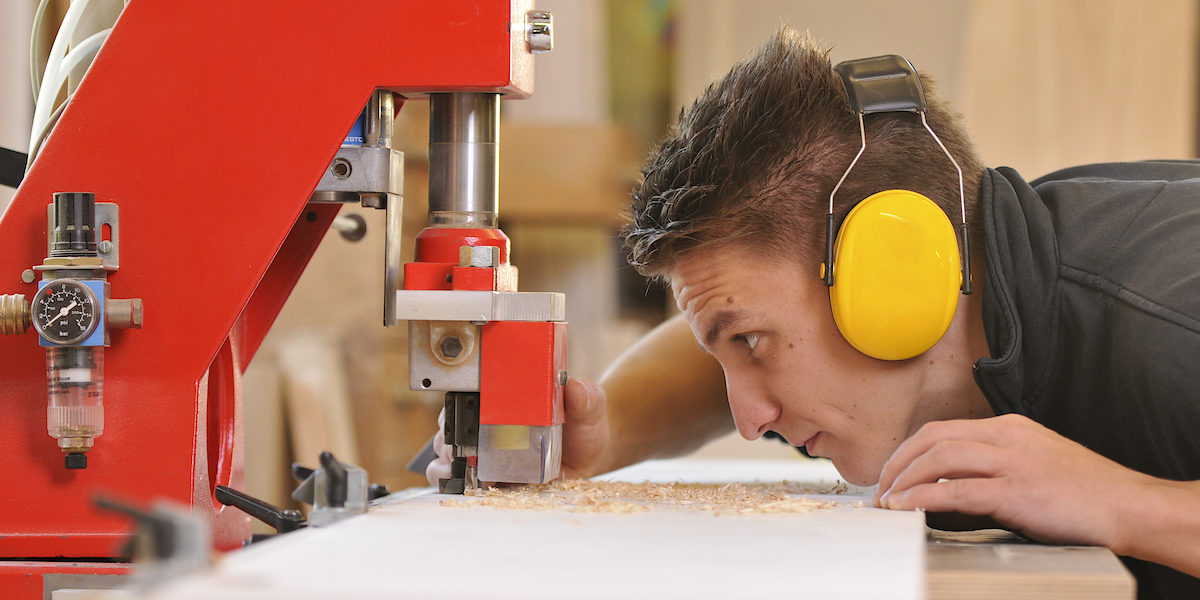 Tischlerei, beruf, arbeit, arbeiten, sicherheit, arbeitsschutz, werkbank, werkzeug, hobelspäne, späne, holzspäne, wirtschaft, gewerbe, tischler, tischlerei, schreiner, schreinerei, zimmerer, zimmerei, möbelbau, werkstatt, hand, werkzeuge, handwerk, handwerker, schreinern, mann, hobel, hobelbank, hobeln, hände, handhobel, bohren, sägen, anreißen, anzeichnen, holz, werkstoff, material, ohrenschützer, arbeitskleidung, meister, lehre, lehrling, ausbildung, service, branche, bau, bauen, stemmen, stemmeisen