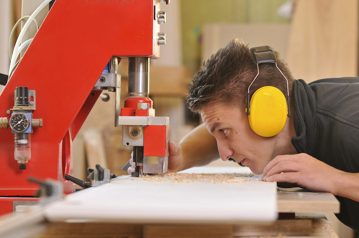 Tischlerei, beruf, arbeit, arbeiten, sicherheit, arbeitsschutz, werkbank, werkzeug, hobelspäne, späne, holzspäne, wirtschaft, gewerbe, tischler, tischlerei, schreiner, schreinerei, zimmerer, zimmerei, möbelbau, werkstatt, hand, werkzeuge, handwerk, handwerker, schreinern, mann, hobel, hobelbank, hobeln, hände, handhobel, bohren, sägen, anreißen, anzeichnen, holz, werkstoff, material, ohrenschützer, arbeitskleidung, meister, lehre, lehrling, ausbildung, service, branche, bau, bauen, stemmen, stemmeisen