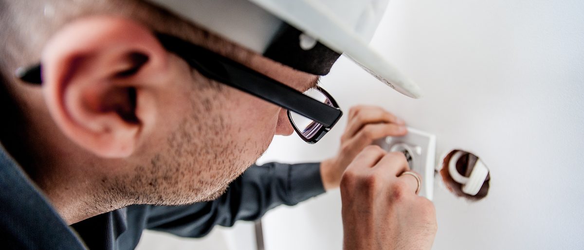 Elektro,Elektroniker,Steckdose,Kabel,Schrauben