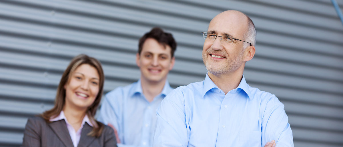 business, team, büro, arbeit, karriere, ausbildung, bildung, nachfolge, unternehmen, arme verschränkt, vision, zukunft, jung, erfolg, erfolgreich, wachstum, entwicklung, beruf, arbeitsplatz, job, gruppe, industrie, handwerk, dienstleistung, angestellte, mitarbeiter, kollegen, chef, teamwork, gemeinschaft, kaufmann, leute, menschen, personal, arbeiten, jobsuche, lernen, fortbildung, weiterbildung, erfahrung, zusammen, ziel, lächeln, lachen, motiviert, seriös, 40-50, 20-30, business, team, büro, arbeit, karriere, ausbildung, bildung, nachfolge, unternehmen, arme verschränkt, vision, zukunft, jung, erfolg, erfolgreich, wachstum, entwicklung, beruf, arbeitsplatz, job, gruppe, industrie, handwerk, dienstleistung, angestellte, mitarbeiter, kollegen, chef, teamwork, gemeinschaft, kaufmann, leute, menschen, personal, arbeiten, jobsuche, lernen, fortbildung, weiterbildung, erfahrung, zusammen, ziel, lächeln, lachen, motiviert, seriös, 40-50, 20-30
