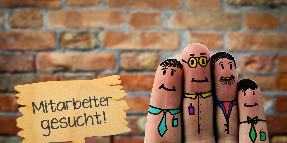 mitarbeiter, gesucht, suche, konzept, tafel, schild, karriere, jobangebot, jobsuche, figuren, fachkräfte, firma, kollege, teamarbeit, finger, team, arbeitsstelle, job, arbeitslos, streik, figur, geschäftsleute, teamwork, holz, stellenanzeigen, leute, ziel, strategie, planung, lösung, lösen, problem, fingermännchen, business, wand, konzeptionell, männchen, textfreiraum, workshop, comicfigur, cartoon, text, hand, hilfe, businessmann, geschäftsmann, info, marktforschung