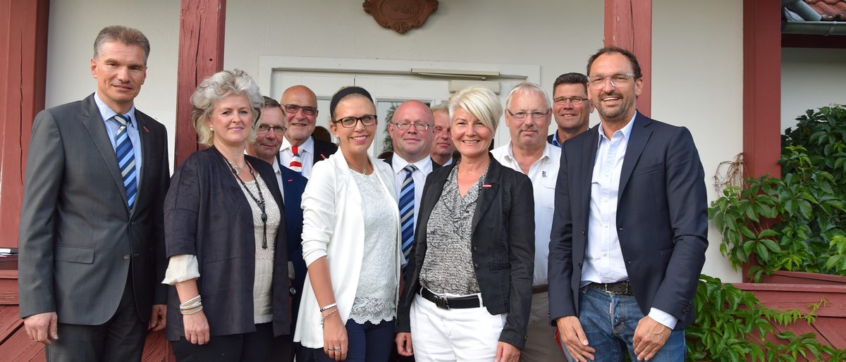 In Burg (Spreewald) stellte FCE-Trainer Claus-Dieter Wollitz (rechts) dem Vorstand der Handwerkskammer Cottbus das Bauvorhaben "Kunstrasenplatz" vor.