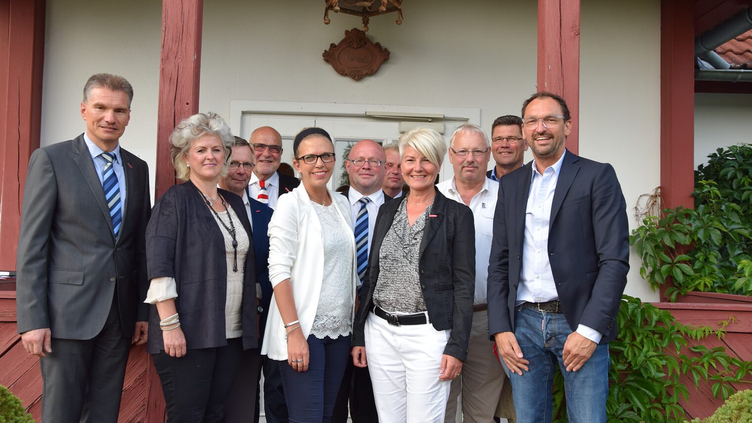 In Burg (Spreewald) stellte FCE-Trainer Claus-Dieter Wollitz (rechts) dem Vorstand der Handwerkskammer Cottbus das Bauvorhaben "Kunstrasenplatz" vor.
