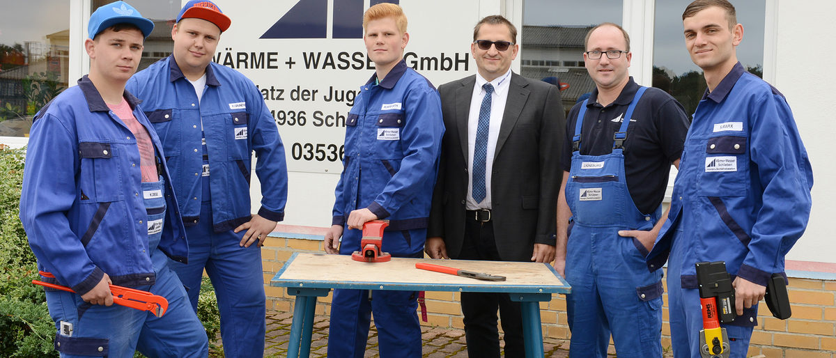 Schlieben W¿rme + Wasser GmbH Gesch¿ftsf¿hrer Steffen Horn mit Azubis Schlieben W¿rme + Wasser GmbH Gesch¿ftsf¿hrer Steffen Horn mit Azubis