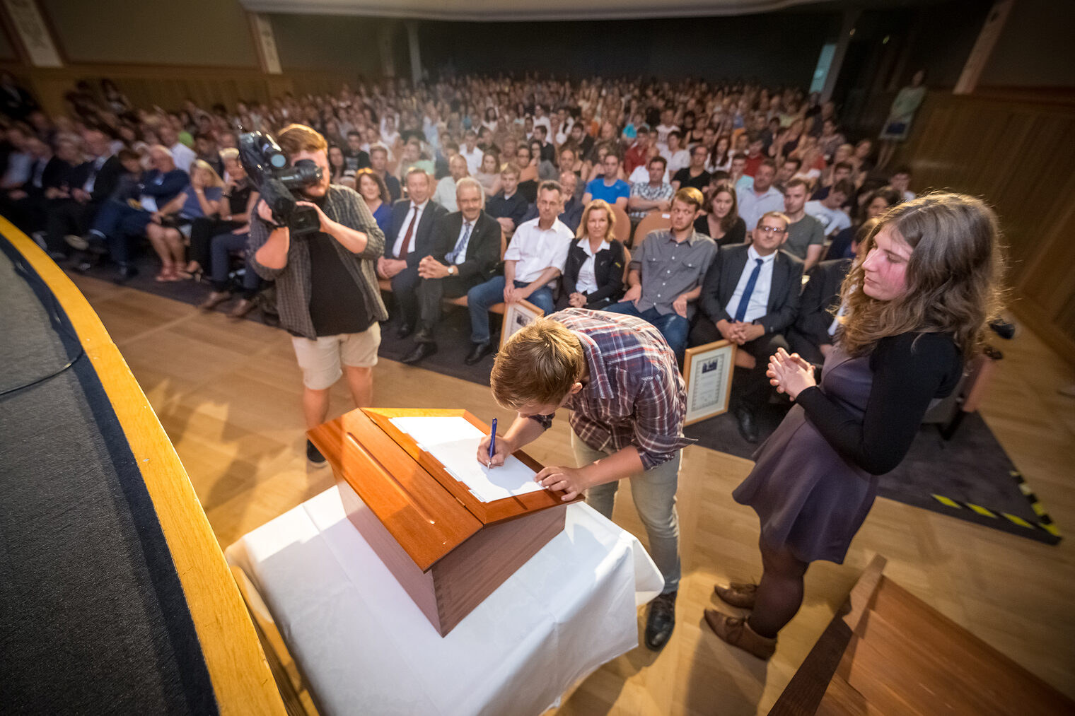 Lehrlinge Paula Carstensen (rechts) und Christoph Bornemann (links) unterschreiben die sog. "Lehrlingsrolle" --- 15.Berufsstartertag der Handwerkskammer Cottbus im Weltspiegel am 03. September 2016 Lehrlinge Paula Carstensen (rechts) und Christoph Bornemann (links) unterschreiben die sog. "Lehrlingsrolle" --- 15.Berufsstartertag der Handwerkskammer Cottbus im Weltspiegel am 03. September 2016