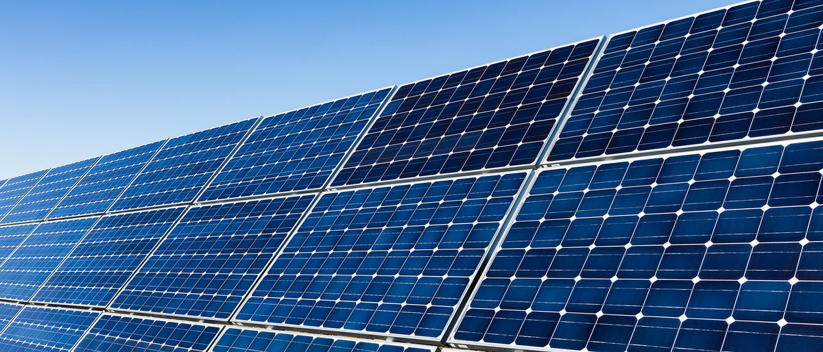 Row of photovoltaic solar panels and blue sky Photovoltaik, Photovoltaikplatte, Solar, Solarpanel