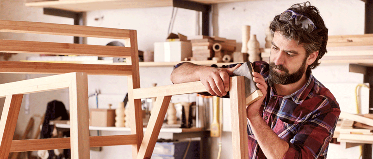 Mann bearbeitet Holz,Tischler,Meisterschule,Holzbearbeitung,Meisterschule,Handwerk