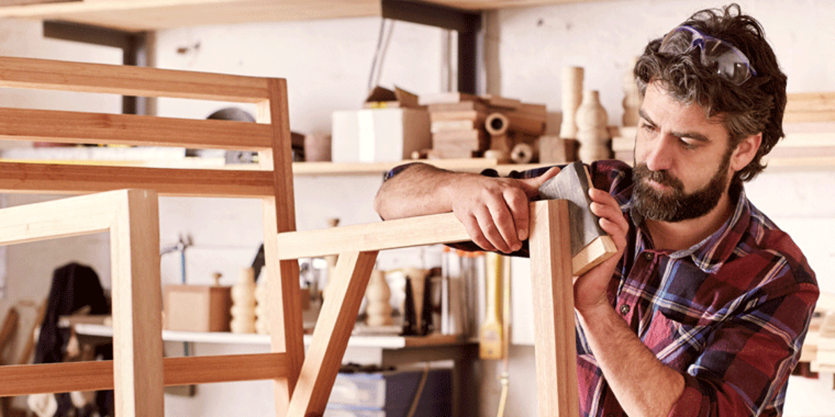 Mann bearbeitet Holz,Tischler,Meisterschule,Holzbearbeitung,Meisterschule,Handwerk