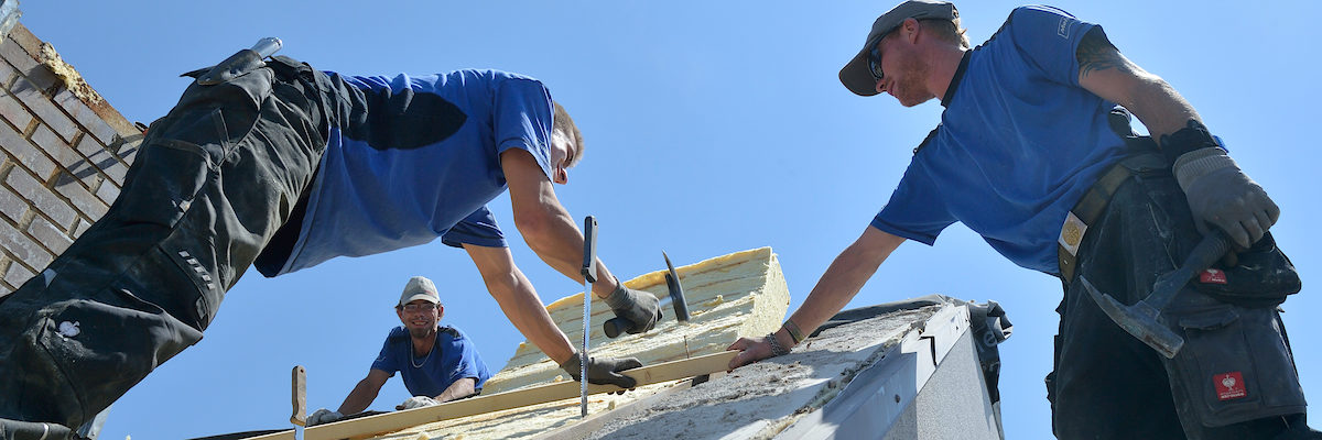 Dachdecker,Dach decken, Männer decken ein Dach,Handwerk,Meisterschule,Dämmung,Dämmen,Dachdämmung