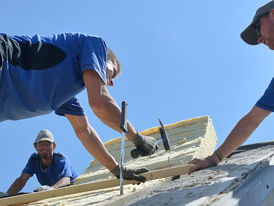 Dachdecker,Dach decken, Männer decken ein Dach,Handwerk,Meisterschule,Dämmung,Dämmen,Dachdämmung