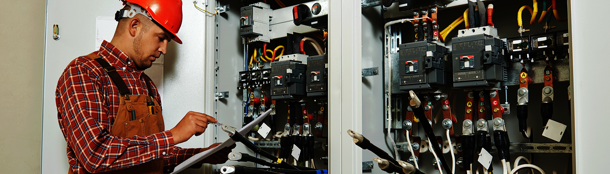 Elektrotechnik,Elektrotechnik Meisterschule,Meisterschule,Handwerk,Mann steht vor einem Schaltkasten,