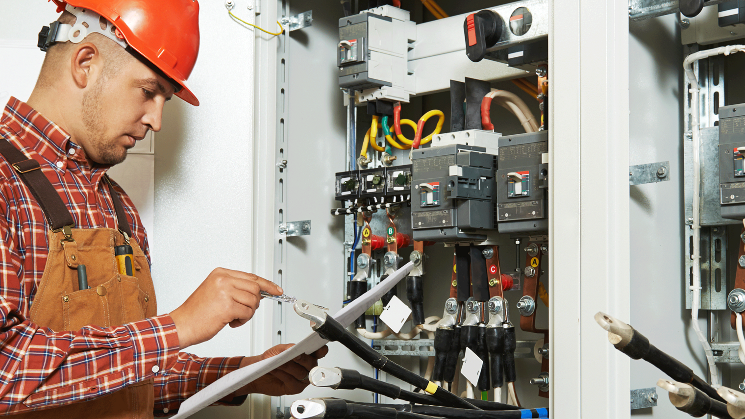 Elektrotechnik,Elektrotechnik Meisterschule,Meisterschule,Handwerk,Mann steht vor einem Schaltkasten,