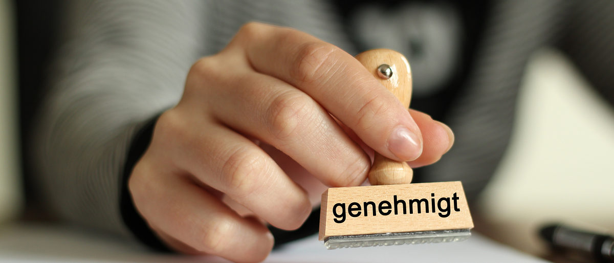 stempel, genehmigt, genehmigung, antrag, amt, bewilligt, bewilligen, zustimmung, zustimmen, erlauben, erlaubnis, hand, papier, asyl, bau, hartz, 4, beförderung, gehalt, gehaltserhöhung, sonderurlaub, wbs, wohnberechtigungsschein, kredit, finanzierung, auto, immobilie, haus, urlaub, barfög, studienkredit, student, studieren, finanzieren, eigenheim, anfrage