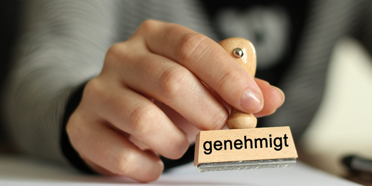 stempel, genehmigt, genehmigung, antrag, amt, bewilligt, bewilligen, zustimmung, zustimmen, erlauben, erlaubnis, hand, papier, asyl, bau, hartz, 4, beförderung, gehalt, gehaltserhöhung, sonderurlaub, wbs, wohnberechtigungsschein, kredit, finanzierung, auto, immobilie, haus, urlaub, barfög, studienkredit, student, studieren, finanzieren, eigenheim, anfrage