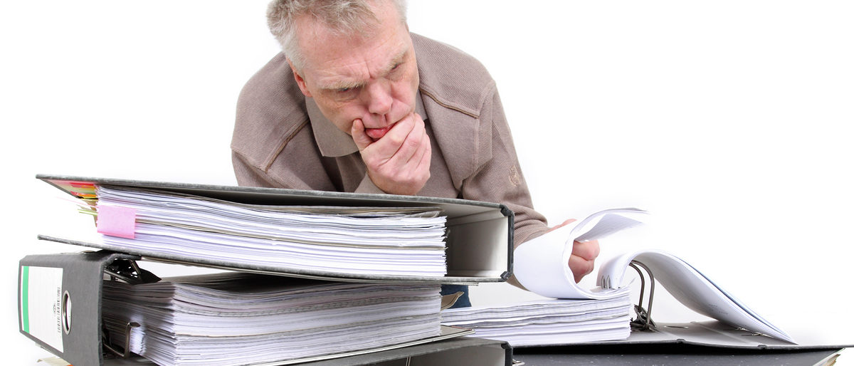 arbeit, steuerbescheid, mann, finanzamt, stress, grübeln, finanzbeamter, arbeitsplatz, suchen, überlegen, denken, unordnung, steuern, arbeiten, büro, buchhaltung, buchhalter, prüfen, steuerhinterziehung, akten, lesen, ordner, tisch, papierkrieg, beamter, unsicher, prüfung, unterlagen, papiere, rechnungen, schulden, finanzen, behörde, amt, bürokrat, unzufrieden, bilanz, abrechnung, akte, aktenordner, anwalt, bilanzbuchhalter, bilanzen, business, büroarbeit, büromaterial, erfolg, formular, formulare, geschäftlich