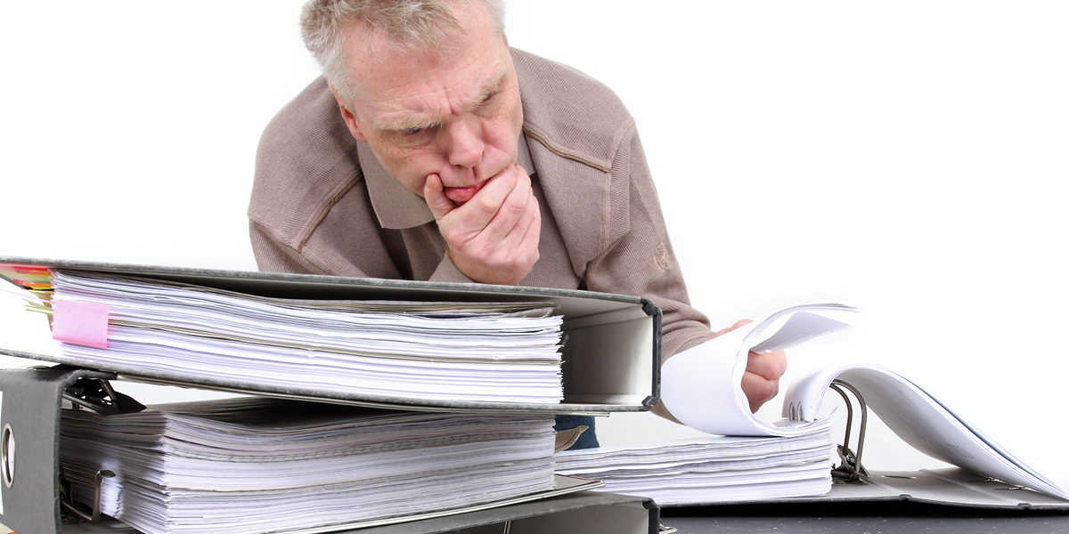 arbeit, steuerbescheid, mann, finanzamt, stress, grübeln, finanzbeamter, arbeitsplatz, suchen, überlegen, denken, unordnung, steuern, arbeiten, büro, buchhaltung, buchhalter, prüfen, steuerhinterziehung, akten, lesen, ordner, tisch, papierkrieg, beamter, unsicher, prüfung, unterlagen, papiere, rechnungen, schulden, finanzen, behörde, amt, bürokrat, unzufrieden, bilanz, abrechnung, akte, aktenordner, anwalt, bilanzbuchhalter, bilanzen, business, büroarbeit, büromaterial, erfolg, formular, formulare, geschäftlich