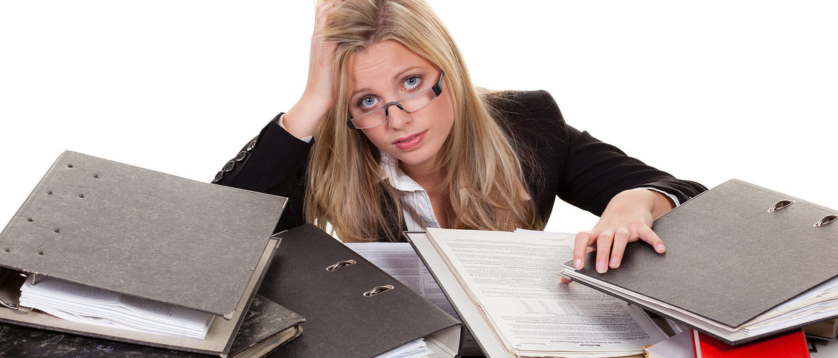 20-30, Frau, akten, aktenberg, aktenstapel, arbeit, arbeitsplatz, arbeitsunterlagen, beamte, brille, b¿ro, b¿rokraft, b¿rokratie, chaos, chaotisch, desorganisiert, eins, gesch¿ftsfrau, gestresst, jung, l¿sung, m¿de, ordner, problem, problematisch, probleme, sekret¿rin, stapel, sto¿zeiten, stress, training, unordnung, unorganisiert, urlaubsreif, verzweifelt, verzweiflung, wochenenddienst, ¿berarbeitet, ¿berfordert