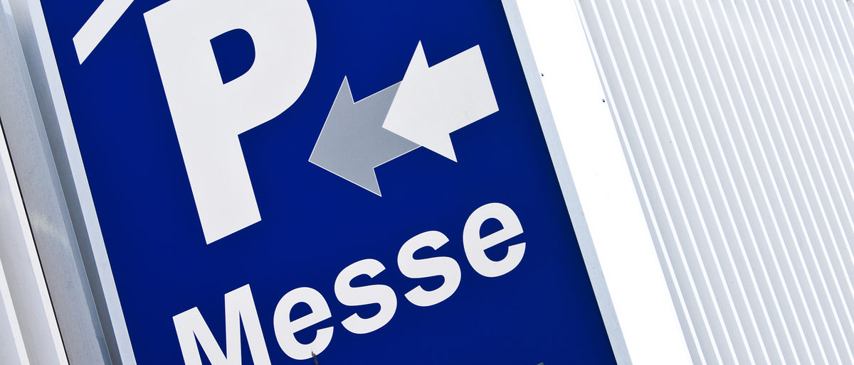 messe, parkhaus, business, ausstellung, information, parkplatz, schild, blau, weiß, handel, industrie, symbol, trend, entwicklung, auftrag, aufträge, stadt, messestadt, zeichen, konzept, international, besucher, verkehr, verkauf, beratung, produkte, neuheiten, zukunft, kommunikation, wegweiser, service