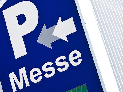 messe, parkhaus, business, ausstellung, information, parkplatz, schild, blau, weiß, handel, industrie, symbol, trend, entwicklung, auftrag, aufträge, stadt, messestadt, zeichen, konzept, international, besucher, verkehr, verkauf, beratung, produkte, neuheiten, zukunft, kommunikation, wegweiser, service