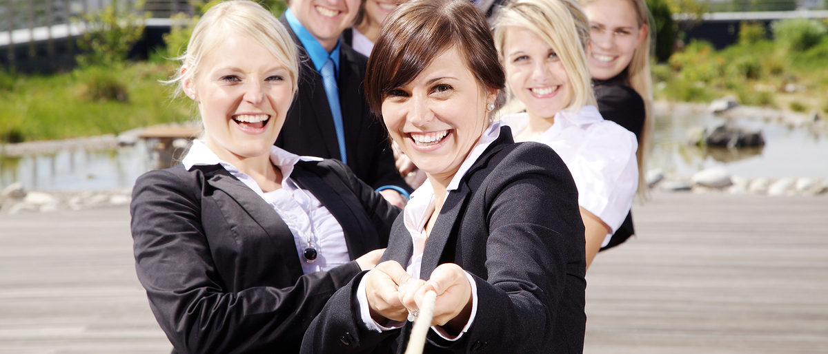 erwachsene, seil, chef, geschäft, geschäftsmann, geschäftsfrau, kollegen, unternehmen, tauziehen, corporate, tau, kraft, ziehen, exekutive, weiblich, lachen, gruppe, glücklich, fit, licht, männlich, mann, motivation, meeting, männer, modern, büro, partner, partnerschaft, menschen, person, ort, professionell, zimmer, lächeln, personal, erfolg, tisch, team, teamwork, technologie-, wand-, weiß, fenster, frau, frauen, arbeit, junge, model