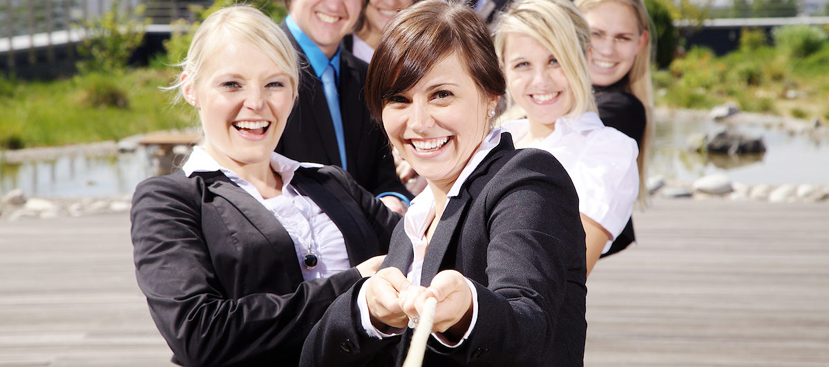 erwachsene, seil, chef, geschäft, geschäftsmann, geschäftsfrau, kollegen, unternehmen, tauziehen, corporate, tau, kraft, ziehen, exekutive, weiblich, lachen, gruppe, glücklich, fit, licht, männlich, mann, motivation, meeting, männer, modern, büro, partner, partnerschaft, menschen, person, ort, professionell, zimmer, lächeln, personal, erfolg, tisch, team, teamwork, technologie-, wand-, weiß, fenster, frau, frauen, arbeit, junge, model