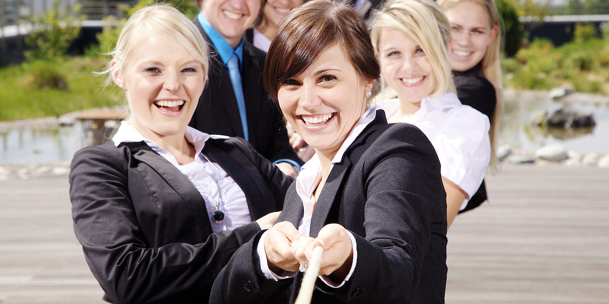 erwachsene, seil, chef, geschäft, geschäftsmann, geschäftsfrau, kollegen, unternehmen, tauziehen, corporate, tau, kraft, ziehen, exekutive, weiblich, lachen, gruppe, glücklich, fit, licht, männlich, mann, motivation, meeting, männer, modern, büro, partner, partnerschaft, menschen, person, ort, professionell, zimmer, lächeln, personal, erfolg, tisch, team, teamwork, technologie-, wand-, weiß, fenster, frau, frauen, arbeit, junge, model