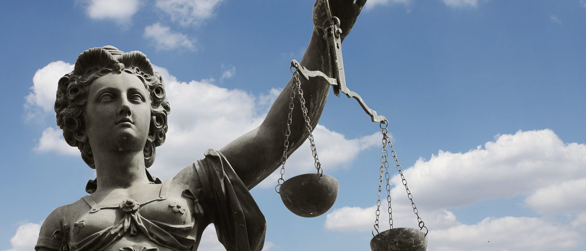 justitia, justiz, gerechtigkeit, waage, waagschale, schale, figur, statue, frankfurt, römer, metall, denkmal, gericht, ausgleichen, arm, halten, himmel, gerichtsverhandlung, verhandlung, gesetz, gesetze, legislative, jura, paragraph, staat, verteidigung, anklage, urteil, richter, rechtsanwalt, frau, justice, law, scale, balance, sky