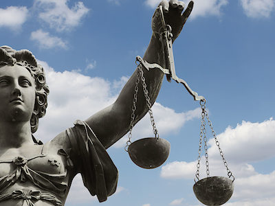 justitia, justiz, gerechtigkeit, waage, waagschale, schale, figur, statue, frankfurt, römer, metall, denkmal, gericht, ausgleichen, arm, halten, himmel, gerichtsverhandlung, verhandlung, gesetz, gesetze, legislative, jura, paragraph, staat, verteidigung, anklage, urteil, richter, rechtsanwalt, frau, justice, law, scale, balance, sky