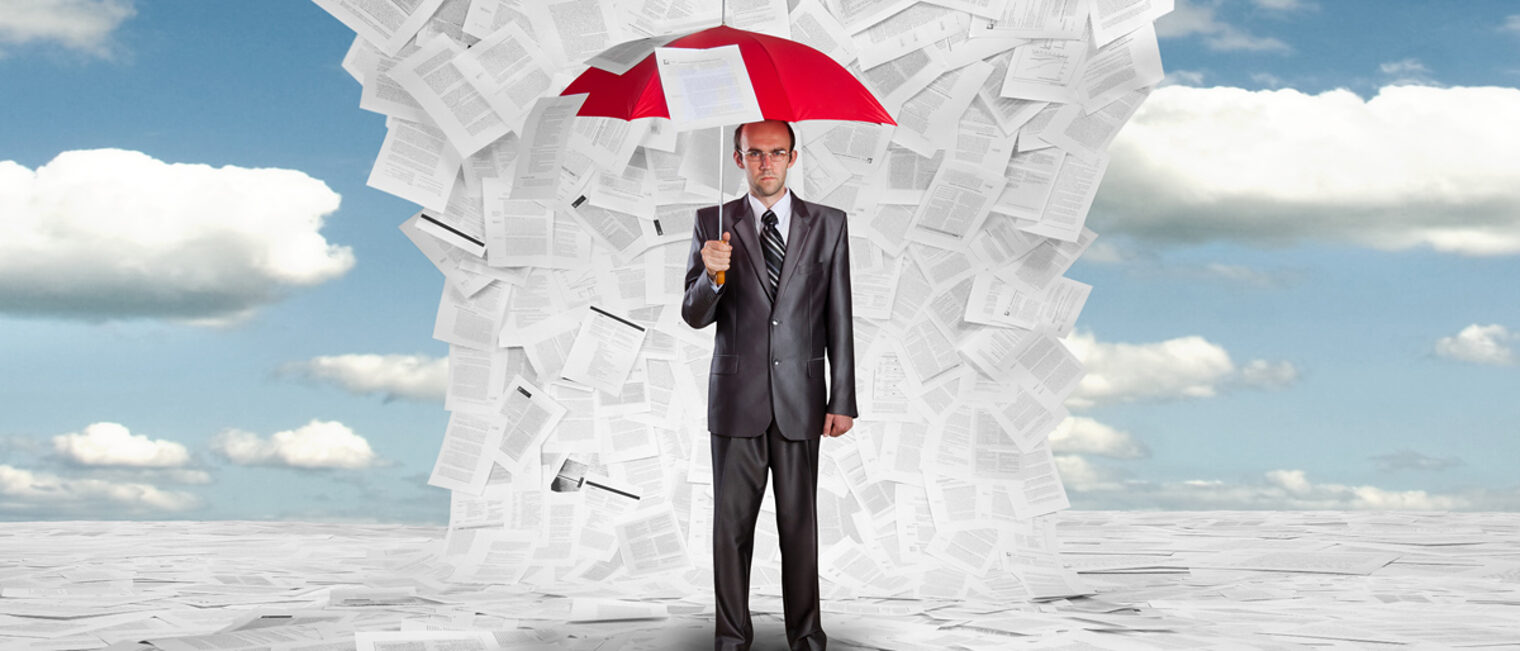 Serious businessman with red umbrella under huge wave of documents Schlagwort(e): adult, air, big, blast, bureaucracy, business, businessman, chaos, concept, confident, contract, crisis, danger, disaster, documents, file, flood, flying, frustration, huge, hurricane, male, man, manager, messy, metaphor, outdoors, overflow, papers, paperwork, pensive, person, problems, protection, red, risk, safe, sea, serious, sky, stack, storm, tie, umbrella, wave, wind
