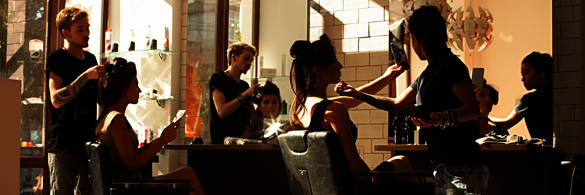 Friseur,Friseursalon,Meisterschule,Handwerk,Friseurmeister,Barbier,Haare schneiden,Haare föhnen,Tattoo,Friseure stehen im Salon,Friseursalon