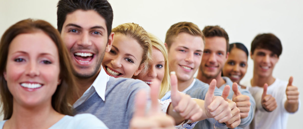Erfolgreiche Studenten in einer Reihe halten ihre Daumen hoch Erfolgreiche Studenten in einer Reihe halten ihre Daumen hoch Schlagwort(e): Frau, Mann, Gruppe, Team, Studenten, Sch¿ler, Erfolg, Teenager, Universit¿t, Daumen, hoch, lernen, Schule, erfolgreich, Gratulation, Teamwork, Zusammenarbeit, Frauen, M¿nner, Reihe, Schlange, Bildung, lachen, Student, Kurs, Lehrgang, Weiterbildung, Examen, Azubi, Abitur, Auszubildende, Studiengang, FH, duales, Fachhochschule, Uni, College, Klasse, Zusammenarbeit, studieren, Studium, Ausbildung, Freude, gl¿cklich, multikulturell, Mensch, Menschen