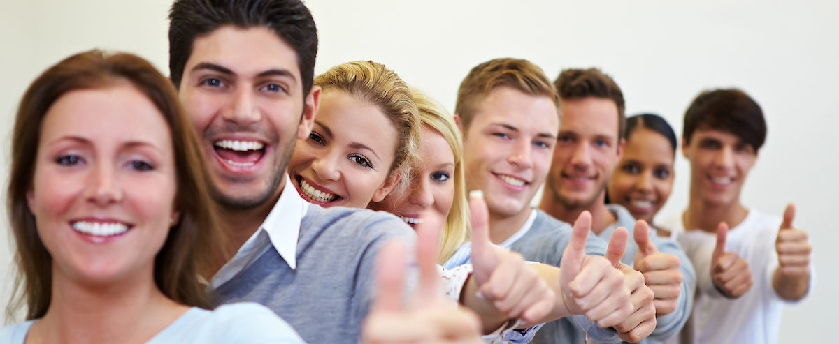 Erfolgreiche Studenten in einer Reihe halten ihre Daumen hoch Erfolgreiche Studenten in einer Reihe halten ihre Daumen hoch Schlagwort(e): Frau, Mann, Gruppe, Team, Studenten, Sch¿ler, Erfolg, Teenager, Universit¿t, Daumen, hoch, lernen, Schule, erfolgreich, Gratulation, Teamwork, Zusammenarbeit, Frauen, M¿nner, Reihe, Schlange, Bildung, lachen, Student, Kurs, Lehrgang, Weiterbildung, Examen, Azubi, Abitur, Auszubildende, Studiengang, FH, duales, Fachhochschule, Uni, College, Klasse, Zusammenarbeit, studieren, Studium, Ausbildung, Freude, gl¿cklich, multikulturell, Mensch, Menschen