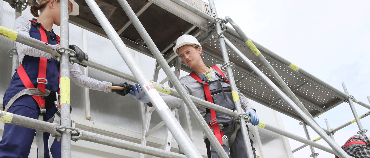 Gerüstbua,Gerüstbau Ausbildung,Gerüstbau Meisterschule,Handwerk,Gerüstbauer,Gerüstbauerin,Frau Gerüstbau,Mehrere Personen bauen ein Gerüst