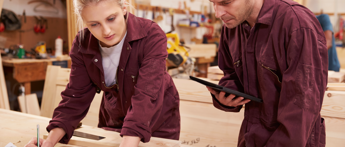 Ausbildung,Lehre,Mädchen ist in einer Ausbildung,Frau im Handwerk,Tischler Ausbildung,Schreiner Ausbildung