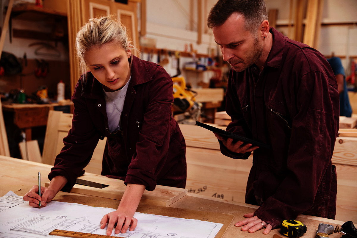 Ausbildung,Lehre,Mädchen ist in einer Ausbildung,Frau im Handwerk,Tischler Ausbildung,Schreiner Ausbildung