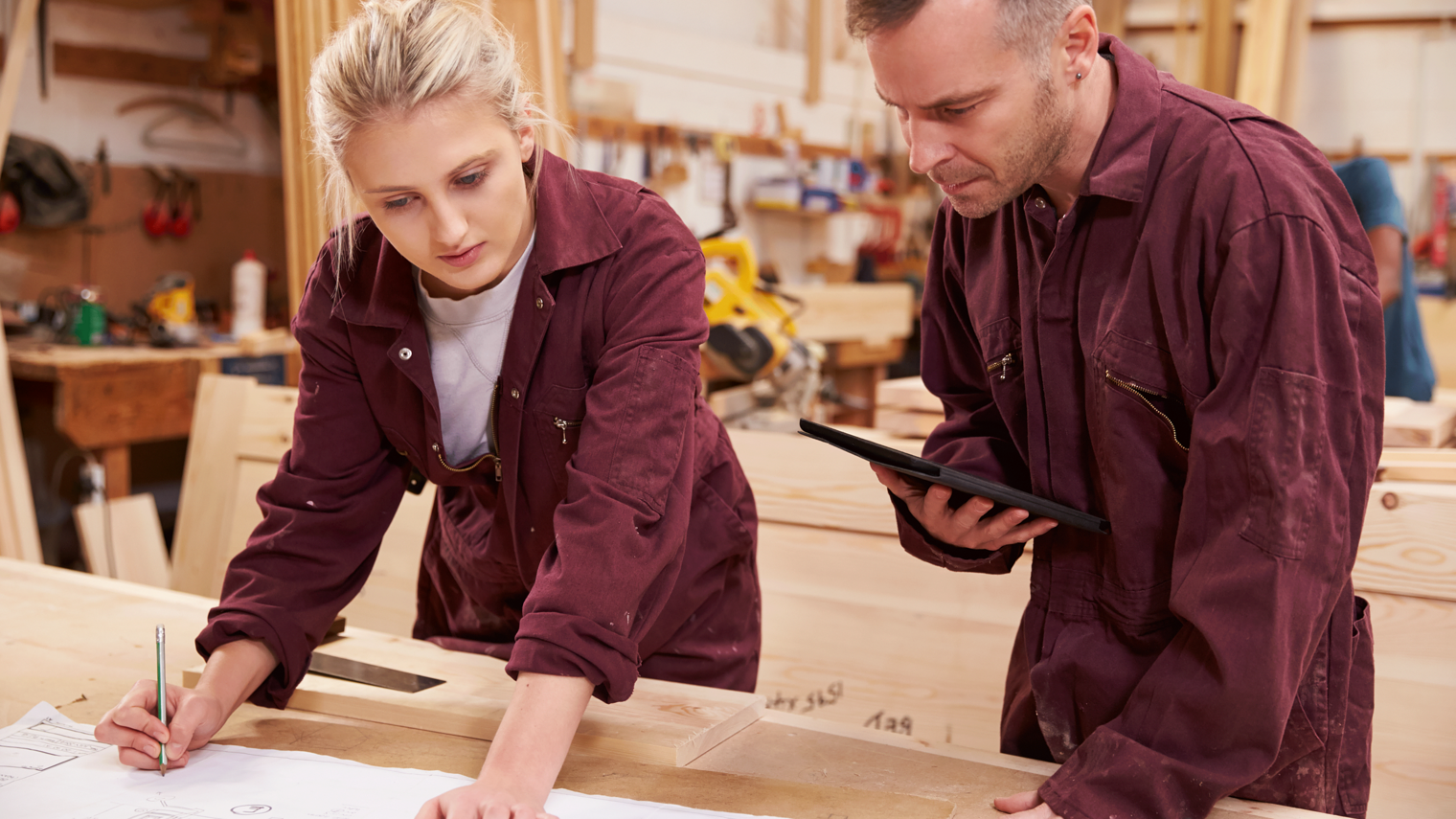 Ausbildung,Lehre,Mädchen ist in einer Ausbildung,Frau im Handwerk,Tischler Ausbildung,Schreiner Ausbildung