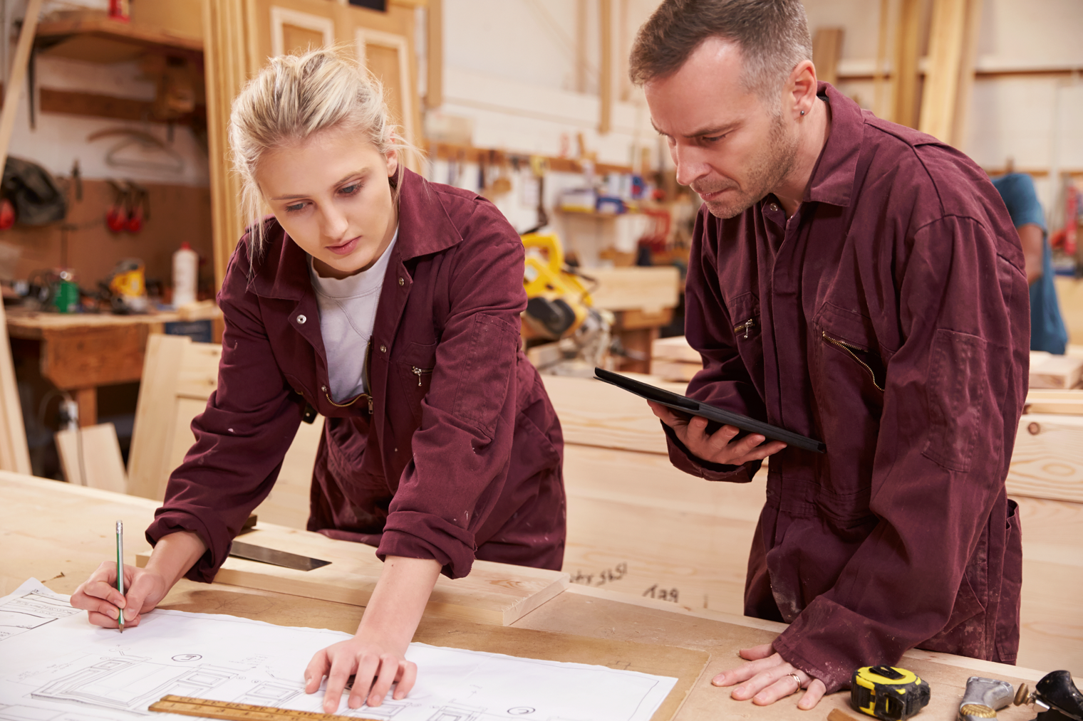 Ausbildung,Lehre,Mädchen ist in einer Ausbildung,Frau im Handwerk,Tischler Ausbildung,Schreiner Ausbildung