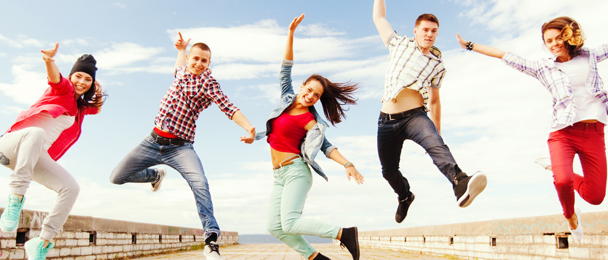 Jugendliche,Teens,Freunde,Jugendliche springen in die Luft