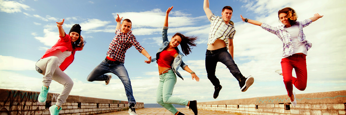 Jugendliche,Teens,Freunde,Jugendliche springen in die Luft