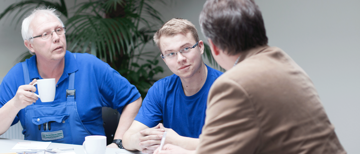 Ausbildungsberatung,Handwerk,3 Männer unterhalten sich am Tisch,Ausbildung,Lehrstellen