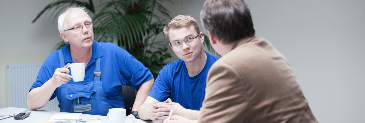 Ausbildungsberatung,Handwerk,3 Männer unterhalten sich am Tisch,Ausbildung,Lehrstellen