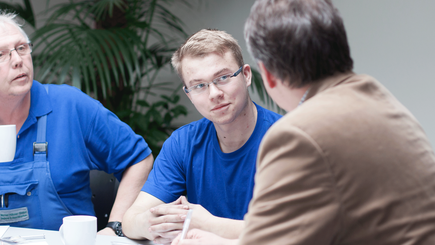 Ausbildungsberatung,Handwerk,3 Männer unterhalten sich am Tisch,Ausbildung,Lehrstellen