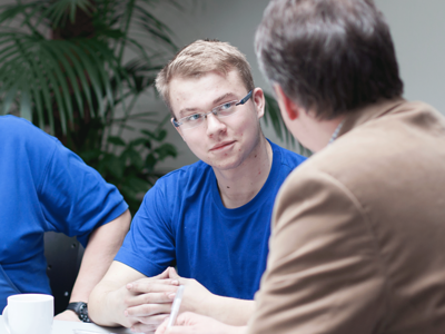 Ausbildungsberatung,Handwerk,3 Männer unterhalten sich am Tisch,Ausbildung,Lehrstellen