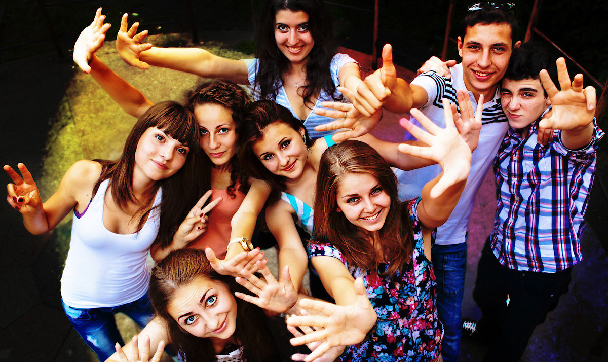A group of young people dancing at a disco. A group of young people dancing at a disco. Schlagwort(e): bar, celebration, club, clubbing, concert, cool, crazy, crowd, culture, dance, dancefloor, dancer, dating, disco, discotheque, diversity, event, fashion, females, floor, friends, fun, girls, group, hands, handsome, lifestyle, male, man, modern, motion, music, night, nightclub, nightlife, party, people, rock, screaming, show, smiling, sound, teen, wild, women, young