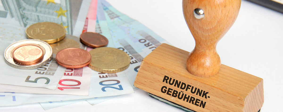 rundfunkgebühren, gez, gebühren, rundfunk, tv, stempel, holz, büro, siegel, amtlich, buero, antrag, beantragen, amt, papier, weiss, weiß, tinte, blau
