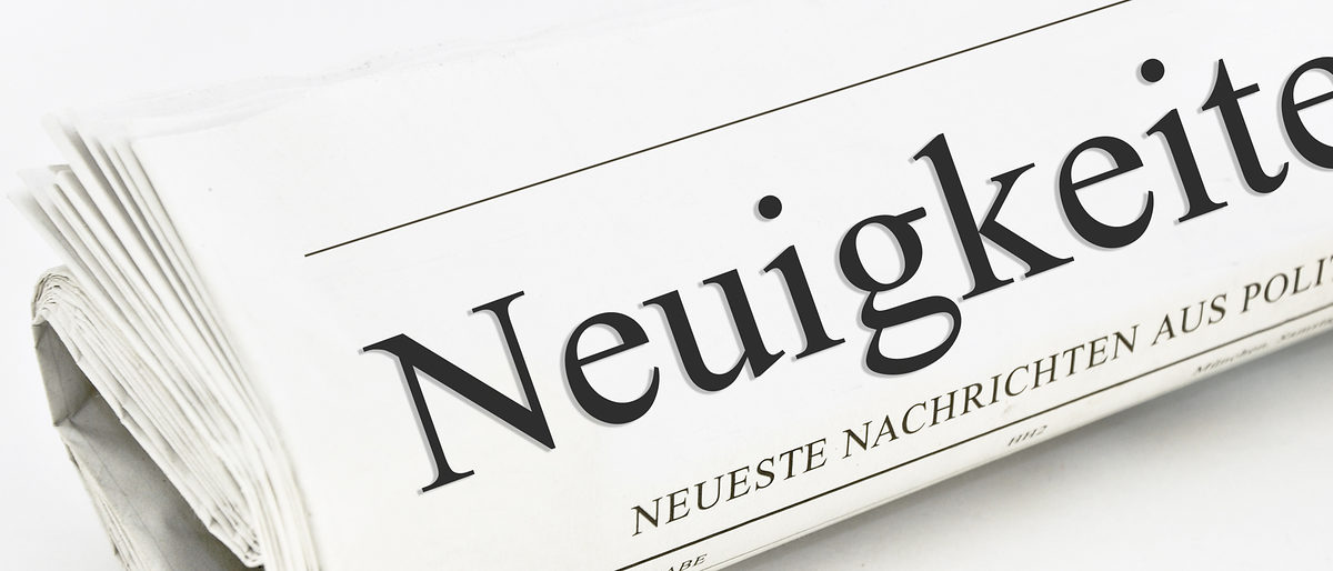 neuigkeiten, news, tageszeitung, zeitung, aktuell, nachrichten, meldungen, meldung, breaking, presse, printmedien, medien, anzeige, blatt, boulevard, business, dokument, events, freigestellt, hintergrund, info, information, informationen, inhalt, isoliert, journalismus, kleinanzeige, kommunikation, lesen, magazin, neu, neueste, papier, politik, pressewesen, recherche, rolle, stellenausschreibung, text, thema, titelblatt, weiss, weiß, weltpolitik, zeitungsrolle, zusammengerollt, textfreiraum, freisteller, redaktion, verlag