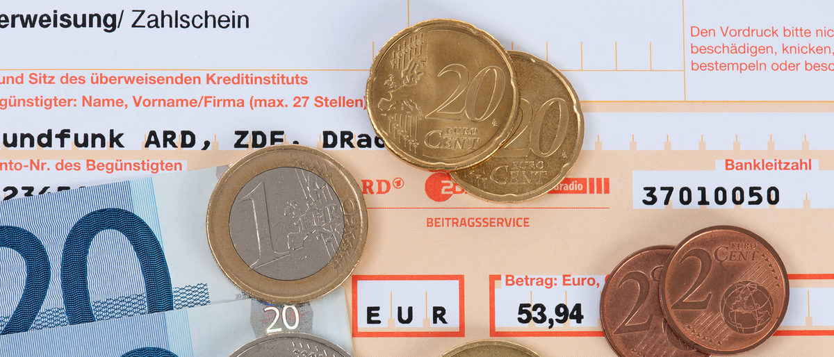 Aus GEZ wird Rundfunkbeitrag Aus GEZ wird Rundfunkbeitrag Schlagwort(e): ard, computer, digital, empfang, empfangen, fernsehen, fernseher, finanzen, formular, geb¿hr, geb¿hren, ger¿t, gez, haushalt, haushaltsabgabe, medienstaatsvertrag, pc, radio, rundfunkgeb¿hr, rundfunkgeb¿hren, teilnehmer, tv, urteil, zahlen, zahlung, zdf, zuschauer, Deutschlandradio, Beitragsservice, K¿ln, Rundfunkbeitr¿ge, Rundfunkbeitragsstaatsvertrag, Rundfunkbeitrag, EURO 53.94, gez beitrag, gez-beitrag, beitrag, Geld, Bargeld, Geldscheine, M¿nze, M¿nzen, 17.98, 17, 98, 53.94, Euro