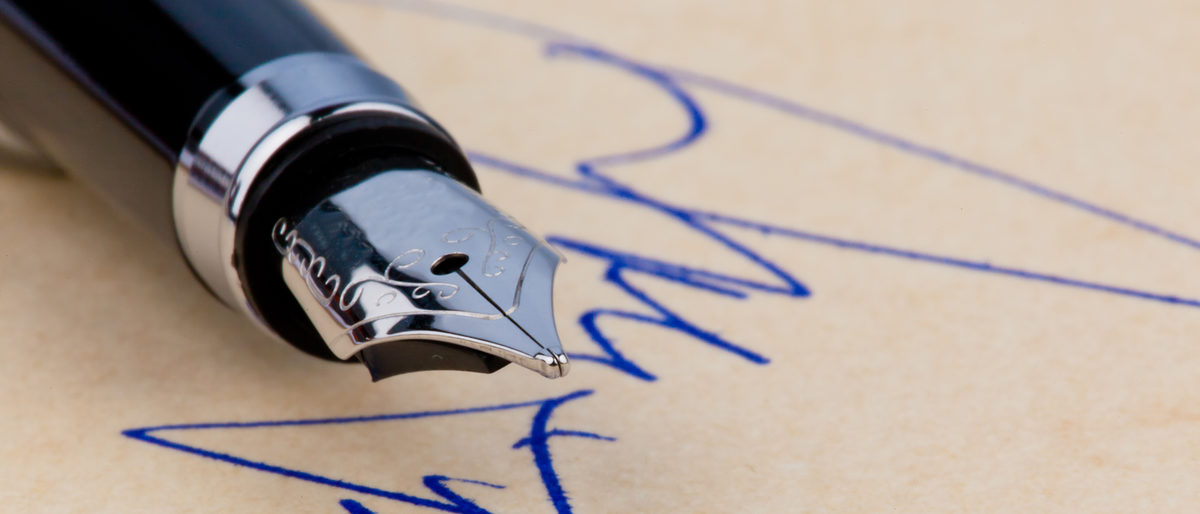 Ein F¿llhalter und eine Unterschrift auf gelben Papier. Symbolisch f¿r das Abschlie¿en von Vertr¿gen. Schlagwort(e): Unterschrift, Unterschreiben, Unterzeichnung, F¿llfeder, Feder, F¿ller, unterzeichnen, Zeichen, Vertrag, Vertr¿ge, Versicherung, Kauf, Abschlu¿, Kaufvertrag, Leasing, Leasingvertrag, Kredit, Kreditvertrag, Mietvertrag, signature, Absprache, Dokument, Finanzen, Testament, Steuererkl¿rung, Dienstvertrag, Arbeitsvertrag, Ausbildungsvertrag, Lehrvertrag, Ehevertrag, Urkunde, Notar, Notariat, Vertragsunterzeichnung, Schreiben, Notizen, notieren, aufschreiben, Nachricht, merken, Ged¿chtnis, Handschrift, Grafologe, Graphologe, Autor, Business, F¿llfederhalter, filler, Tintenf¿ller