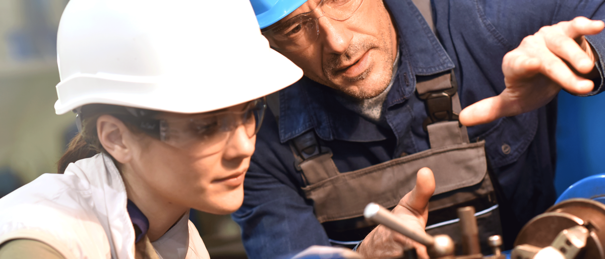 Lehrstelle,Handwerk,Ausbildung,Ausbilder unterrichtet Mädchen,Mädchen im Handwerk