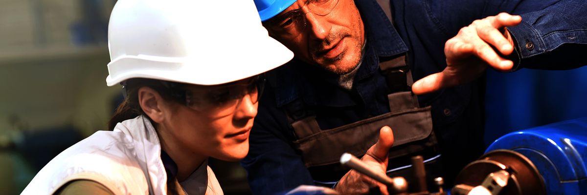Lehrstelle,Handwerk,Ausbildung,Ausbilder unterrichtet Mädchen,Mädchen im Handwerk